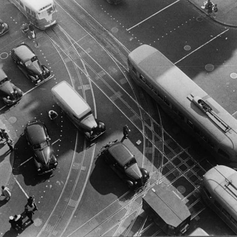 Aerial view of a street corner in front of the Willard Hotel, Pennsylvania Avenue and 14th Street, 1939. Photo by David Myers (David Moffat), U.S. Farm Security Administration. Courtesy Library of Congress, Prints and Photographs Division. 